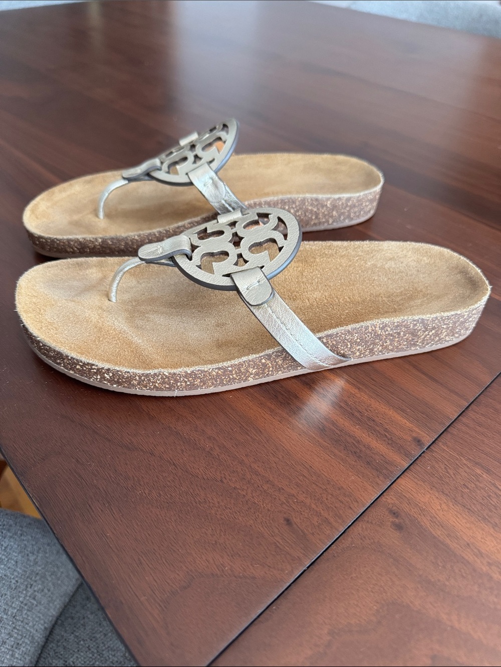 Tory Burch Miller Cloud Metallic Medallion Thong Sandals Sz 10 In Spark Gold - Picture 4 of 8